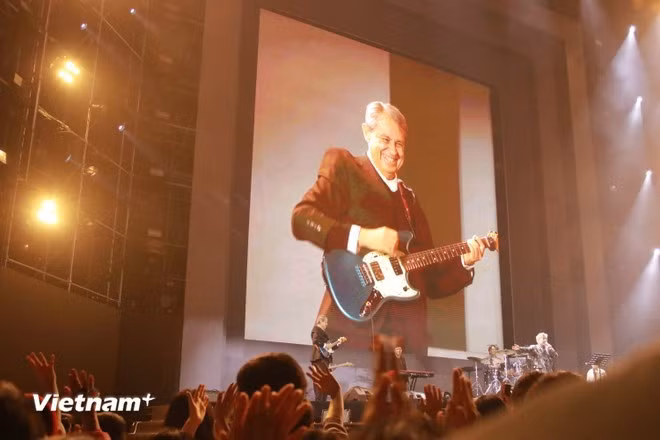El embajador de México en Vietnam, Alejandro Negrín Muñoz, es calurosamente recibe en el escenario del Vietnam Happy Fest 2025, la noche del 7 de diciembre, en la plaza Dong Kinh Nghia Thuc.