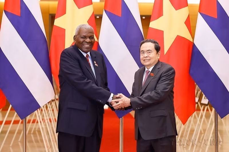 El presidente de la Asamblea Nacional de Vietnam, Tran Thanh Man, preside la ceremonia de bienvenida y sostuvo conversaciones con su homólogo cubano, Esteban Lazo Hernández, quien se encuentra de visita oficial en el país para copresidir la segunda reunión del Comité de Cooperación Interparlamentaria Vietnam-Cuba (Hanói, 30 de septiembre de 2025). (Foto: VNA)