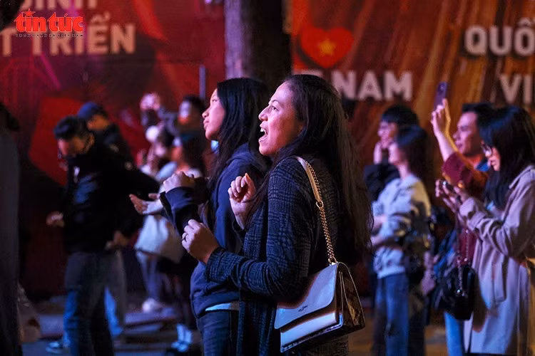 Muchos turistas extranjeros se detuvieron para sumarse al ambiente emocional del festival.