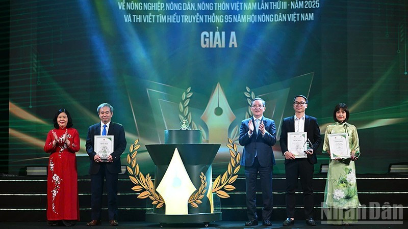Bui Thi Minh Hoai, miembro del Buró Político, secretaria del Comité Central del Partido Comunista de Vietnam, presidenta del Comité Central del Frente de la Patria de Vietnam y Luong Quoc Doan, presidente de la Asociación de Agricultores de Vietnam, entregan los premios A a los ganadores. (Foto: Nhan Dan)