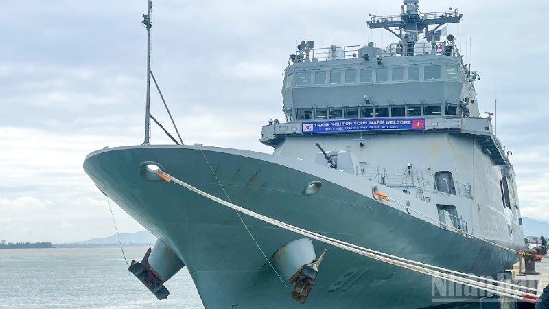 El buque escuela ROKS Hansando de la Armada de Corea del Sur atraca en el puerto de Tien Sa. (Foto: Nhan Dan)