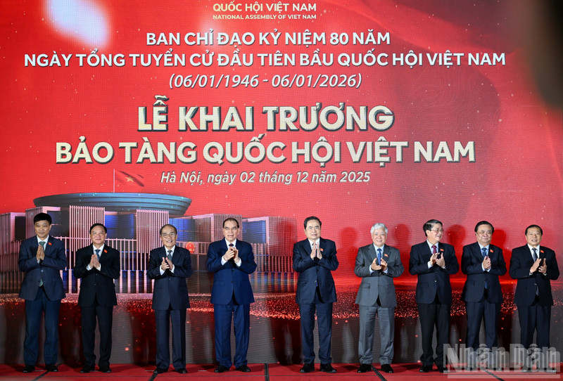 El presidente de la Asamblea Nacional Tran Thanh Man, junto con anteriores y actuales dirigentes del Partido y el Estado, y otros delegados, participan en la ceremonia inaugural del Museo de la Asamblea Nacional de Vietnam. (Foto: Nhan Dan)