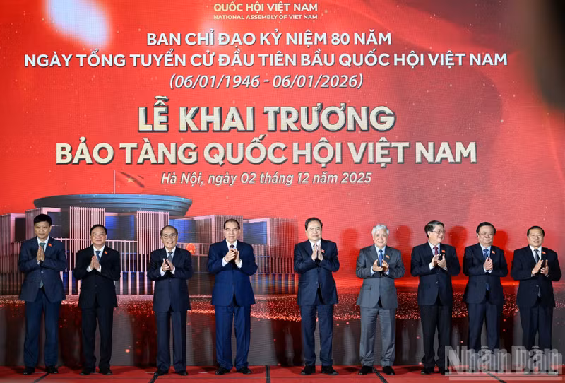 El presidente de la Asamblea Nacional Tran Thanh Man, junto con anteriores y actuales dirigentes del Partido y el Estado, y otros delegados, participan en la ceremonia inaugural del Museo de la Asamblea Nacional de Vietnam. (Foto: Nhan Dan)