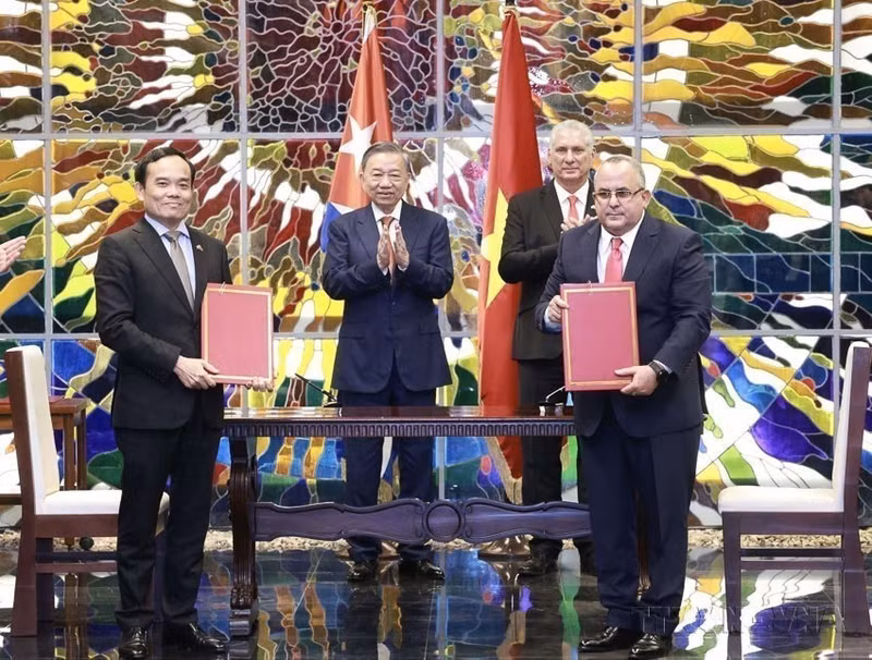 El secretario general del Partido Comunista y presidente de Vietnam, To Lam, y el primer secretario del Partido Comunista y presidente de Cuba, Miguel Díaz-Canel Bermúdez, presencian la ceremonia de firma de un documento de cooperación entre la Comisión de Asuntos Económicos del Comité Central del Partido Comunista de Vietnam y el Departamento Económico Productivo del Comité Central del Partido Comunista de Cuba (La Habana, 26 de septiembre de 2024). (Foto: VNA)