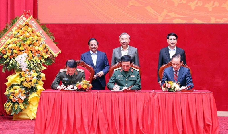 El secretario general del Partido Comunista, To Lam, el presidente, Luong Cuong, y el primer ministro, Pham Minh Chinh, presencian la firma de las nuevas normas de coordinación entre los Ministerios de Seguridad Pública, de Defensa y de Relaciones Exteriores el 6 de diciembre. (Foto: VNA)