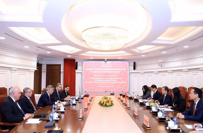 El presidente del Tribunal Popular Supremo de Vietnam, Nguyen Van Quang, mantiene conversaciones con una delegación del Tribunal Supremo de Azerbaiyán, encabezada por su presidente y titular del Consejo Judicial-Legal, Inam Imdad Karimov. (Foto: VNA)