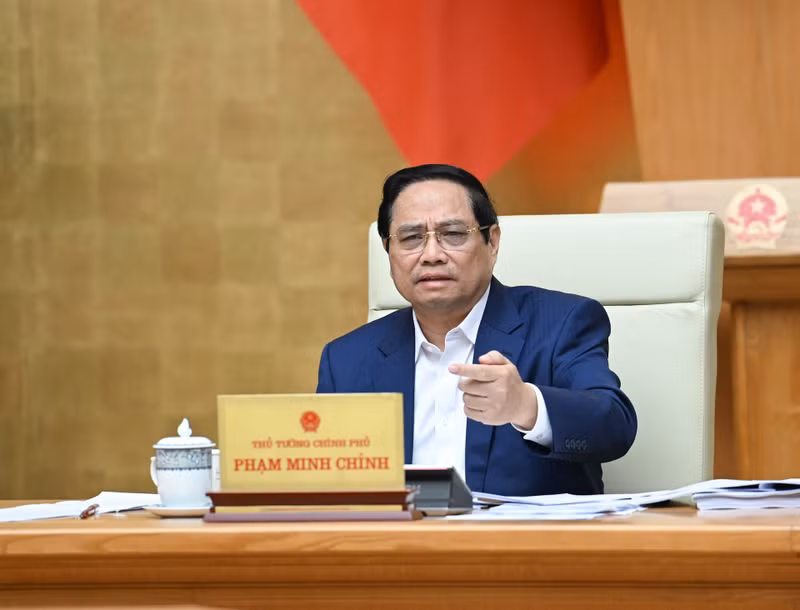 El primer ministro Pham Minh Chinh interviene en la reunión. (Foto: VNA)