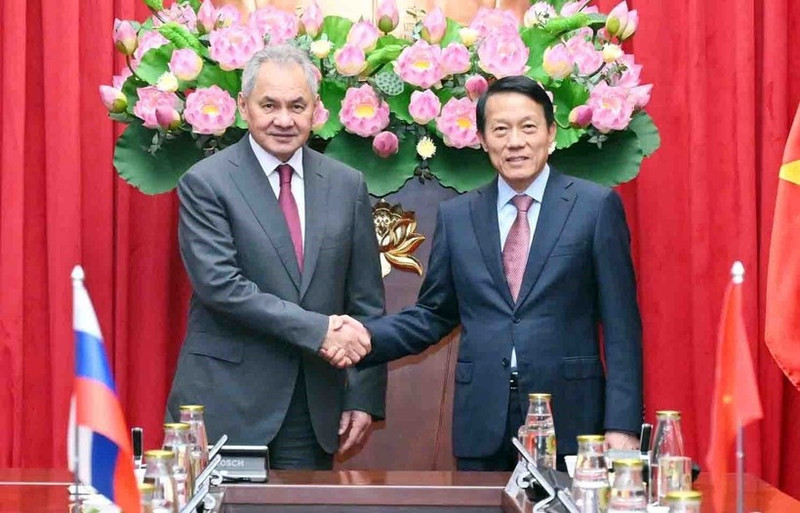 El ministro de Seguridad Pública de Vietnam, Luong Tam Quang (derecha), se reúne con Sergei Shoigu, secretario del Consejo de Seguridad de Rusia. (Foto: VNA)