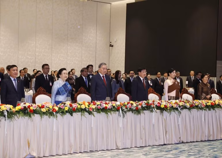 El secretario general del Partido Comunista de Vietnam, To Lam, y su esposa, y el secretario general del Partido Popular Revolucionario y presidente de Laos, Thongloun Sisoulith, y su esposa, junto con los delegados, en la ceremonia. (Foto: VNA)