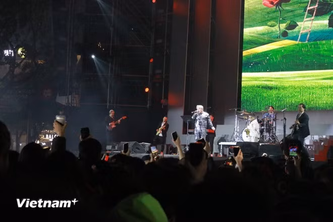 El embajador de México en Vietnam participa como guitarrista acompañante del grupo Bridge, conformado por seis integrantes de Vietnam, México, Tailandia y Filipinas.