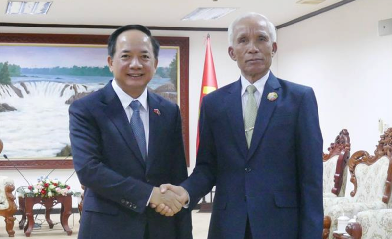 El secretario del Comité Central del Partido Comunista de Vietnam (PCV) y jefe de su Comisión de Propaganda y Movilización de Masas, Trinh Van Quyet, se reúne con Khamphan Pheuiyavong, secretario del Comité Central del Partido Popular Revolucionario de Laos y jefe de su Comisión de Propaganda y Capacitación. (Foto: VNA)