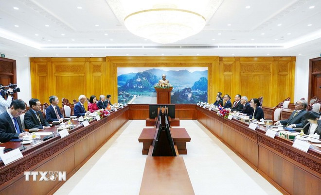 La sesión de trabajo en Vientián entre los comités de Paz de Vietnam y Laos. (Foto: VNA)