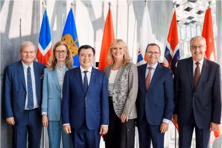 El viceministro vietnamita de Industria y Comercio, Nguyen Sinh Nhat Tan, y representantes de los países de la EFTA. (Foto: tapchicongthuong.vn)