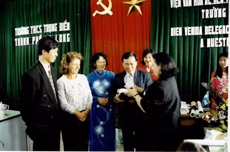 Actividad de intercambio del ICAV en la Escuela Secundaria Trong Diem, en la ciudad de Ha Long, en 2001. (Foto: Archivo familiar).
