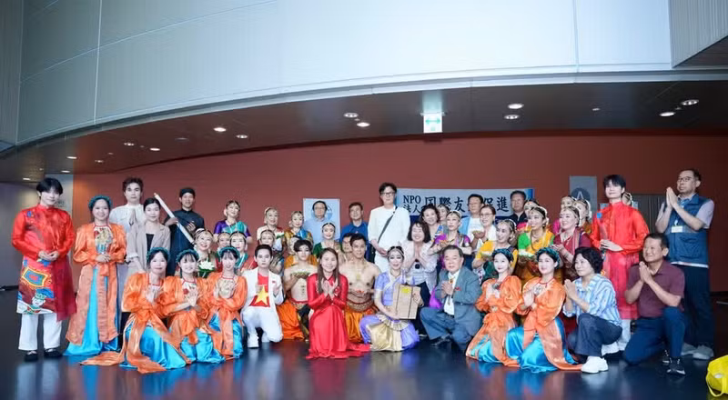 La comunidad vietnamita de la región de Kansai participa en actuaciones artísticas para difundir la cultura vietnamita entre los asistentes internacionales durante el XVIII Programa de Intercambio Cultural Internacional en Japón.