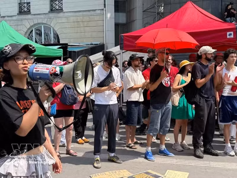 Manifestantes se concentran en la Plaza de la Bastilla, en París, para exigir justicia para las víctimas del Agente Naranja y del clordecona, el 20 de junio de 2026. (Foto: VNA)