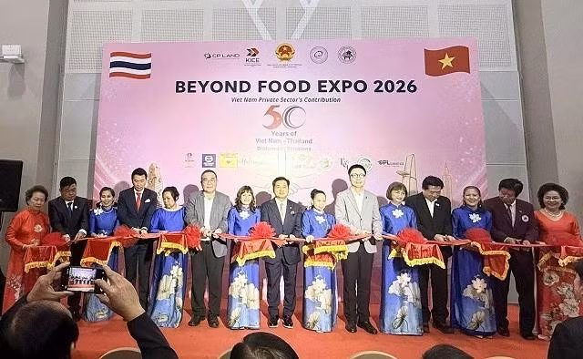 El cónsul general de Vietnam en Khon Kaen, Dinh Hoang Linh, y representantes empresariales cortan la cinta para inaugurar la exposición (Foto: Consulado General de Vietnam en Khon Kaen)