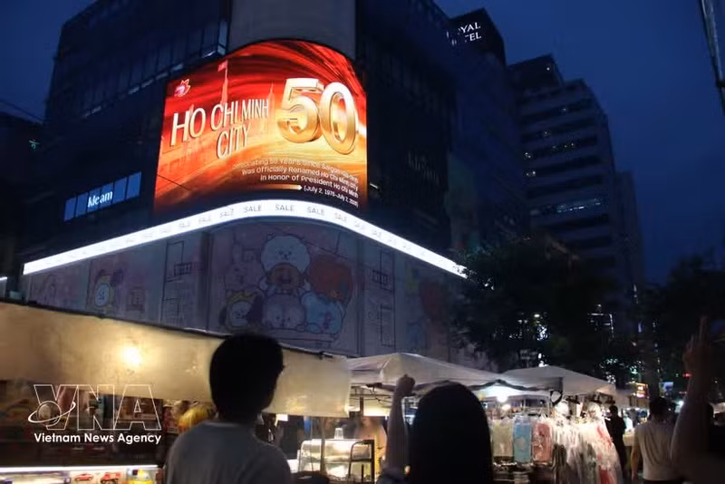 Imágenes de Ciudad Ho Chi Minh a lo largo de las últimas cinco décadas se transmiten en grandes pantallas electrónicas en la zona peatonal de Myeongdong, un área turística muy popular. (Foto: VNA)