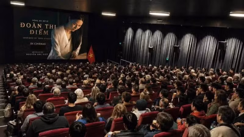 La embajada de Vietnam en Australia organiza la proyección de la película “Hong Ha Nu Si”, que narra la vida llena de incertidumbres y el talento excepcional de Doan Thi Diem, una de las figuras femeninas más destacadas de la literatura medieval vietnamita. (Foto: Embajada de Vietnam en Australia)