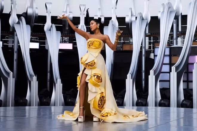 La cantante Jike Junyi, una de las voces más destacadas de la industria musical china, luce un llamativo atuendo floral en 3D diseñado por Tran Hung. (Foto: thanhnien.vn) 