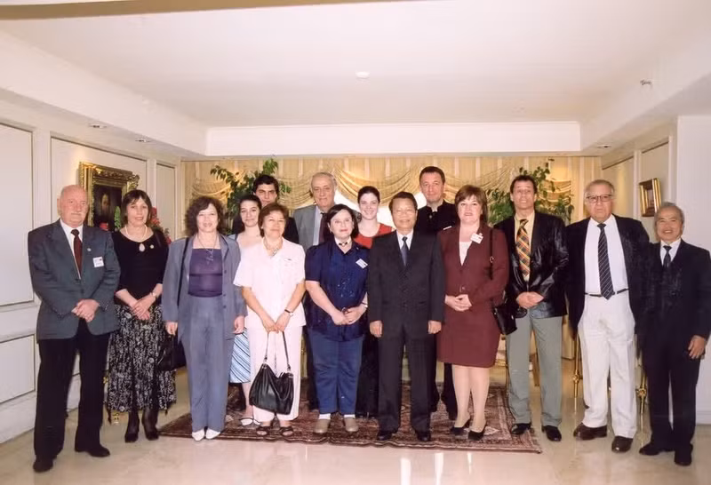 Poldi Sosa y miembros ICAV con el Presidente de Vietnam, Tran Duc Luong, durante su visita oficial a Buenos Aires, en noviembre de 2004. (Foto: Archivo familiar)