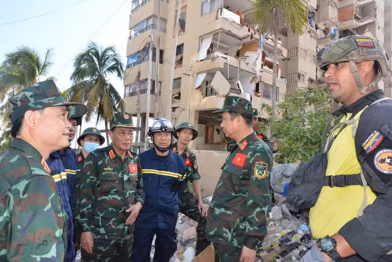 La delegación de Vietnam intercambia información con las fuerzas locales.