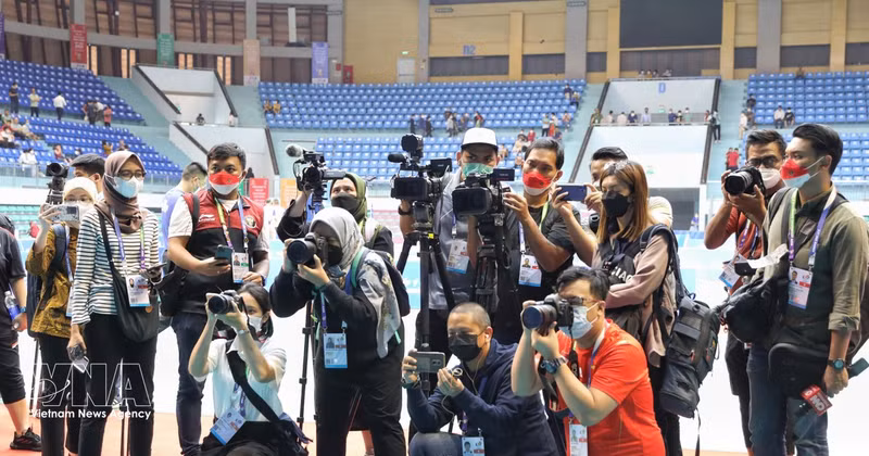 Periodistas vietnamitas y corresponsales extranjeros realizan la cobertura informativa en el Palacio Provincial de Deportes de Bac Giang. (Foto: VNA)