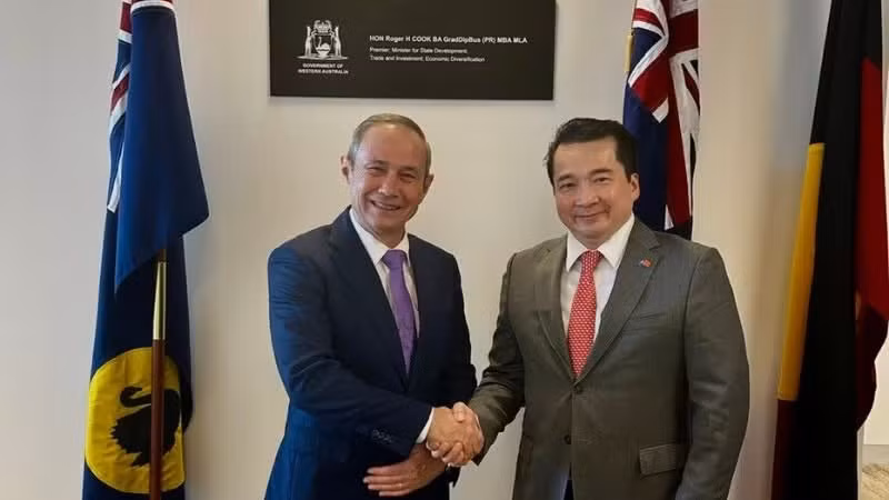 El cónsul general de Vietnam en Perth, Pham Hai Anh y el primer ministro de Australia Occidental, Roger Cook. (Foto: Cónsul General de Vietnam)