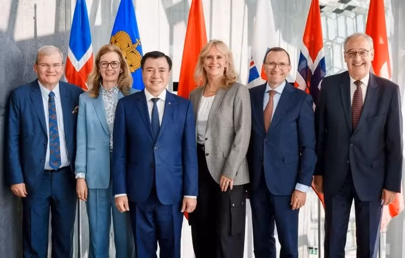 El viceministro de Industria y Comercio, Nguyen Sinh Nhat Tan (tercero desde la izquierda), y representantes de los Estados miembros de la AELC asisten a la Reunión Ministerial de la agrupación en Islandia. (Foto: Ministerio de Industria y Comercio)