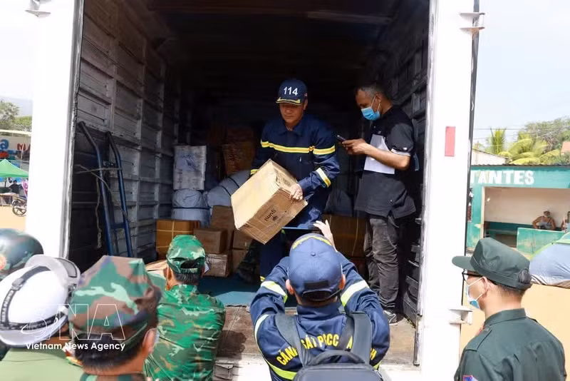 Brigada de Vietnam entrega aistencia de primera necesidad para victimas del terremono en Venezuela. (Foto: VNA)