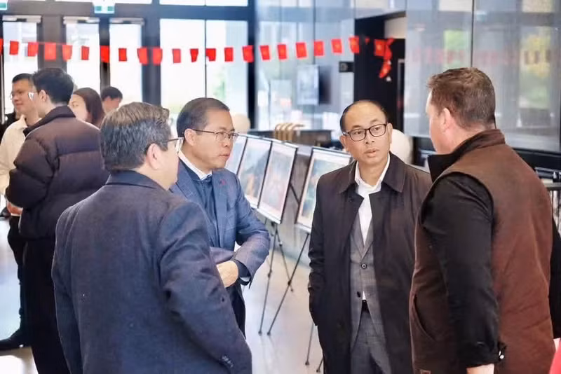 El embajador vietnamita en Australia, Pham Hung Tam (segundo desde la izquierda), conversa con los visitantes a la exposición de pinturas sobre Vietnam y su pueblo . (Foto: Embajada de Vietnam en Australia)