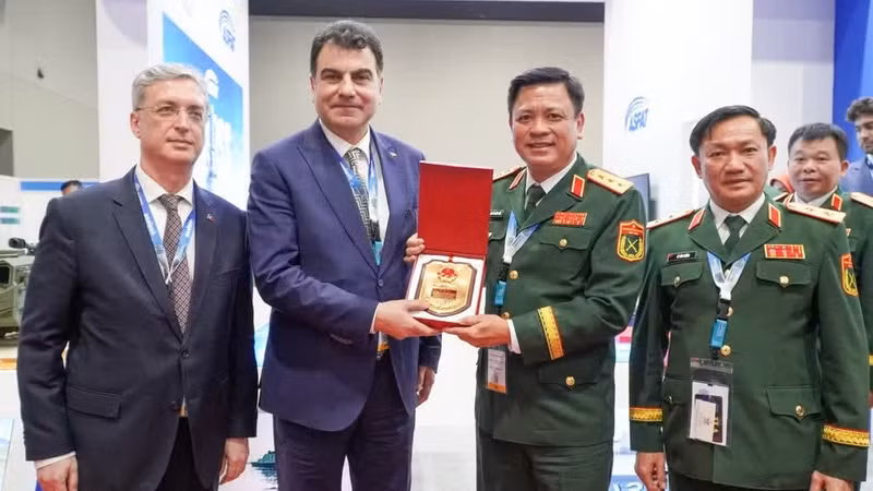 El teniente general Nguyen Truong Thang, viceministro de Defensa de Vietnam, sostiene un encuentro con Musa Heybet, viceministro de Defensa de Turquía. (Foto: Nhan Dan)
