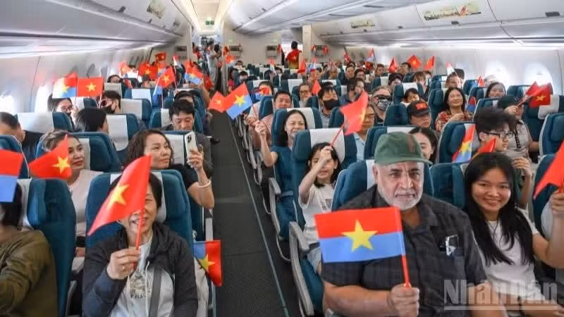Vietnam Airlines organiza vuelo especial en ocasión del 51º aniversario de la Liberación del Sur. (Foto: Nhan Dan)