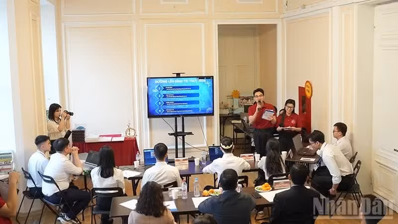 En la final del concurso ‘Camino a la cima del conocimiento’, con el tema “Juventud vietnamita: temple vietnamita, integración en Rusia y proyección global”. (Foto: Nhan Dan)