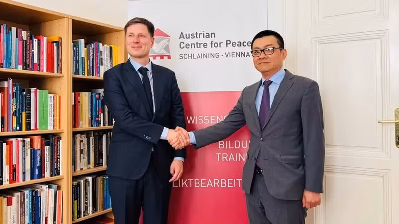 El embajador de Vietnam en Austria, Vu Le Thai Hoang (derecha), se reúne con Tobias Lang, director del Centro Austriaco para la Paz. 