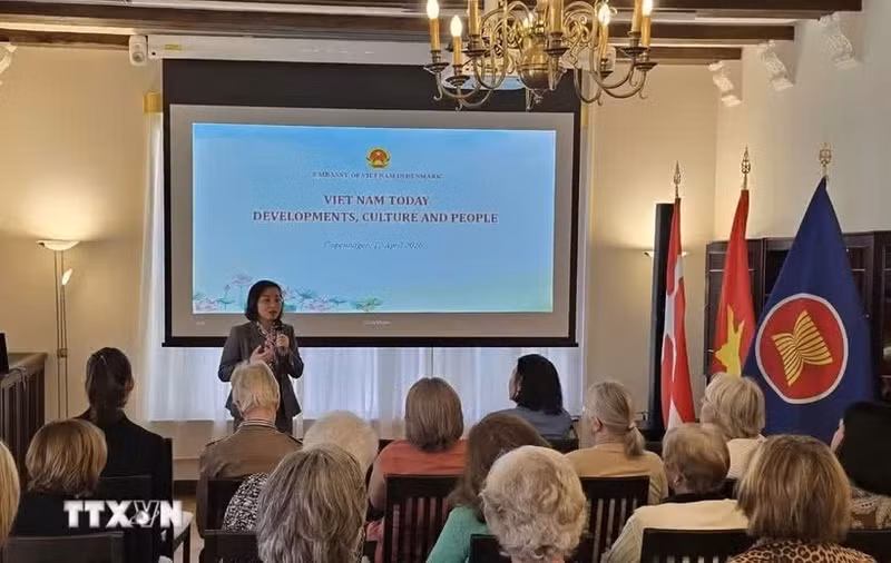 La embajadora de Vietnam en Dinamarca, Nguyen Le Thanh, interviene en la cita (Foto: VNA)