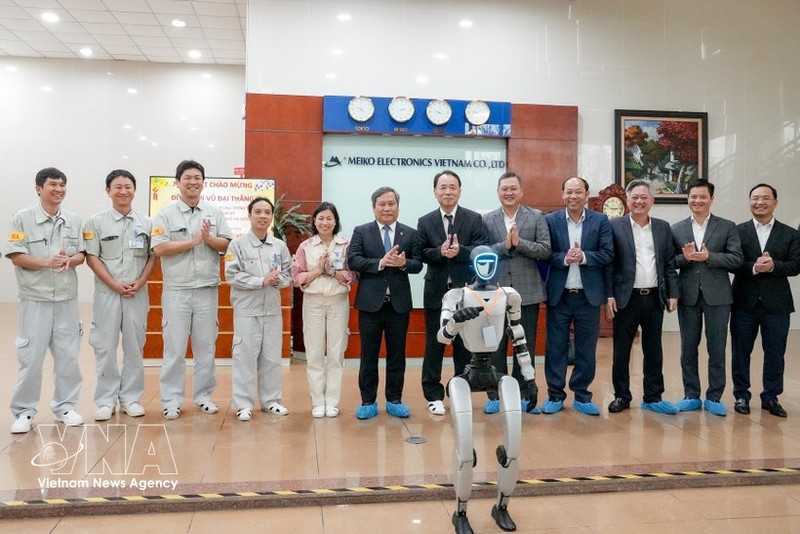 El presidente del Comité Popular de Hanói, Vu Dai Thang, junto con la delegación, visita el Centro de Investigación y Desarrollo de Samsung Vietnam. (Foto: VNA)
