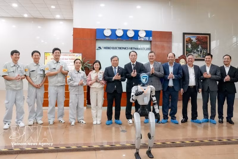 El presidente del Comité Popular de Hanói, Vu Dai Thang, junto con la delegación, visita el Centro de Investigación y Desarrollo de Samsung Vietnam. (Foto: VNA)