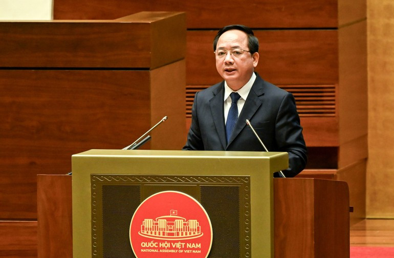 El miembro del Buró Político, secretario del Comité Central del PCV y jefe de la Comisión de Propaganda y Movilización de Masas del Comité Central del PCV, Trinh Van Quyet, interviene en el evento.