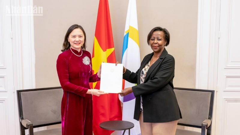 La embajadora vietnamita Nguyen Thi Van Anh presenta sus cartas credenciales ante la secretaria general de la Francofonía, Louise Mushikiwabo. (Foto: Nhan Dan)