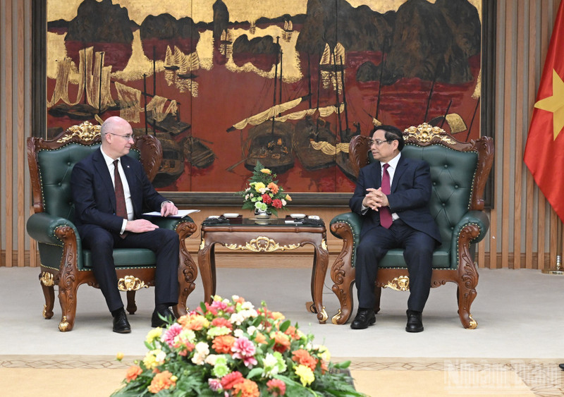 El primer ministro de Vietnam, Pham Minh Chinh, recibe al director general de la agencia rusa TASS, Andrey Kondrashov. (Foto: VNA)