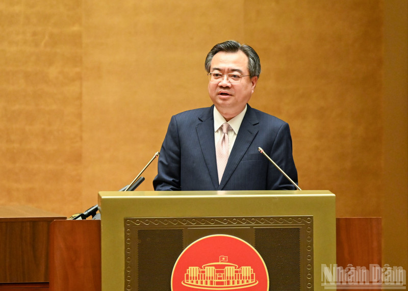 El miembro del Buró Político, secretario del Comité Central del PCV y jefe de la Comisión de Políticas y Estrategias del Comité Central del PCV, Nguyen Thanh Nghi, habla en la cita.