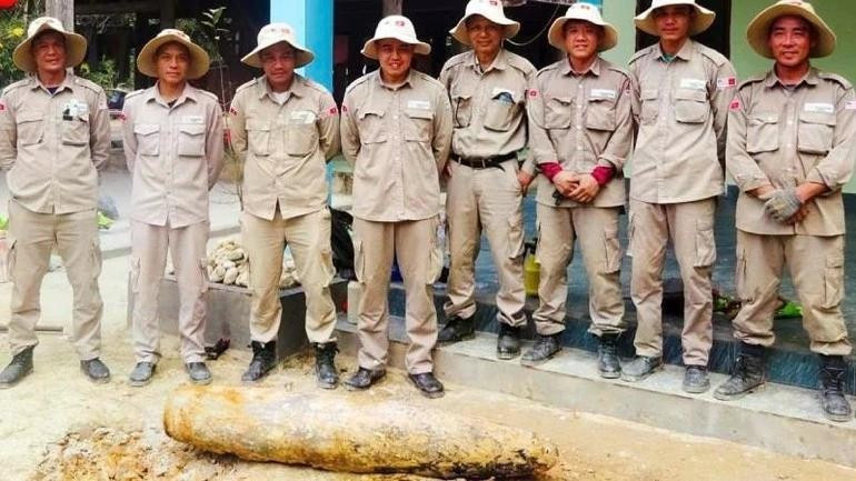 El personal de PeaceTrees Vietnam traslada la bomba de forma segura al lugar de detonación designado. (Foto: Nhan Dan)