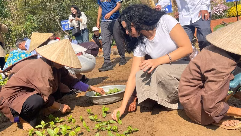 Turistas internacionales participan en las actividades del Festival Cau Bong.