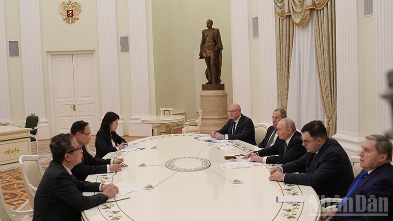 El presidente ruso, Vladimir Putin, recibe al enviado especial del secretario general del Partido Comunista de Vietnam (PCV), To Lam, y miembro del Buró Político, ministro de Relaciones Exteriores Le Hoai Trung. (Foto: Nhan Dan)