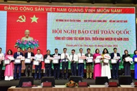 Le Quoc Minh, subjefe de la Comisión de Comunicación y Educación del Comité Central del Partido Comunista de Vietnam (PCV), presidente-editor del periódico Nhan Dan y titular de la Asociación de Periodistas del país, y Nguyen Manh Hung, subjefe de la Comisión de Comunicación y Educación del Comité Central del PCV, entrega certificados a las entidades que implementaron con excelencia en la transformación digital en el periodismo en 2024, en el marco de la Conferencia de Prensa Nacional 2024, celebrada hoy en la sureña ciudad de Can Tho.