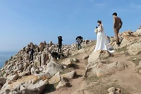 Los turistas toman fotografías en el Parque de Piedra de la Reserva Nui Chua.