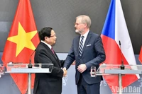 El primer ministro vietnamita, Pham Minh Chinh, y su homólogo checo, Petr Fiala, se reúnen con la prensa para anunicar los resultados de sus conversaciones. (Foto: Nhan Dan)