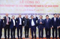 El primer ministro de Vietnam, Pham Minh Chinh, y Jensen Huang, fundador y director ejecutivo de NVIDIA y los delegados durante la ceremonia de anuncio de la cooperación entre el gobierno de Vietnam y el Grupo NVIDIA (Foto: VNA)