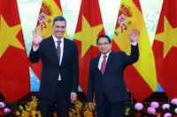 El primer ministro vietnamita, Pham Minh Chinh (der.), y el presidente del Gobierno de España, Pedro Sánchez. (Foto: VNA)